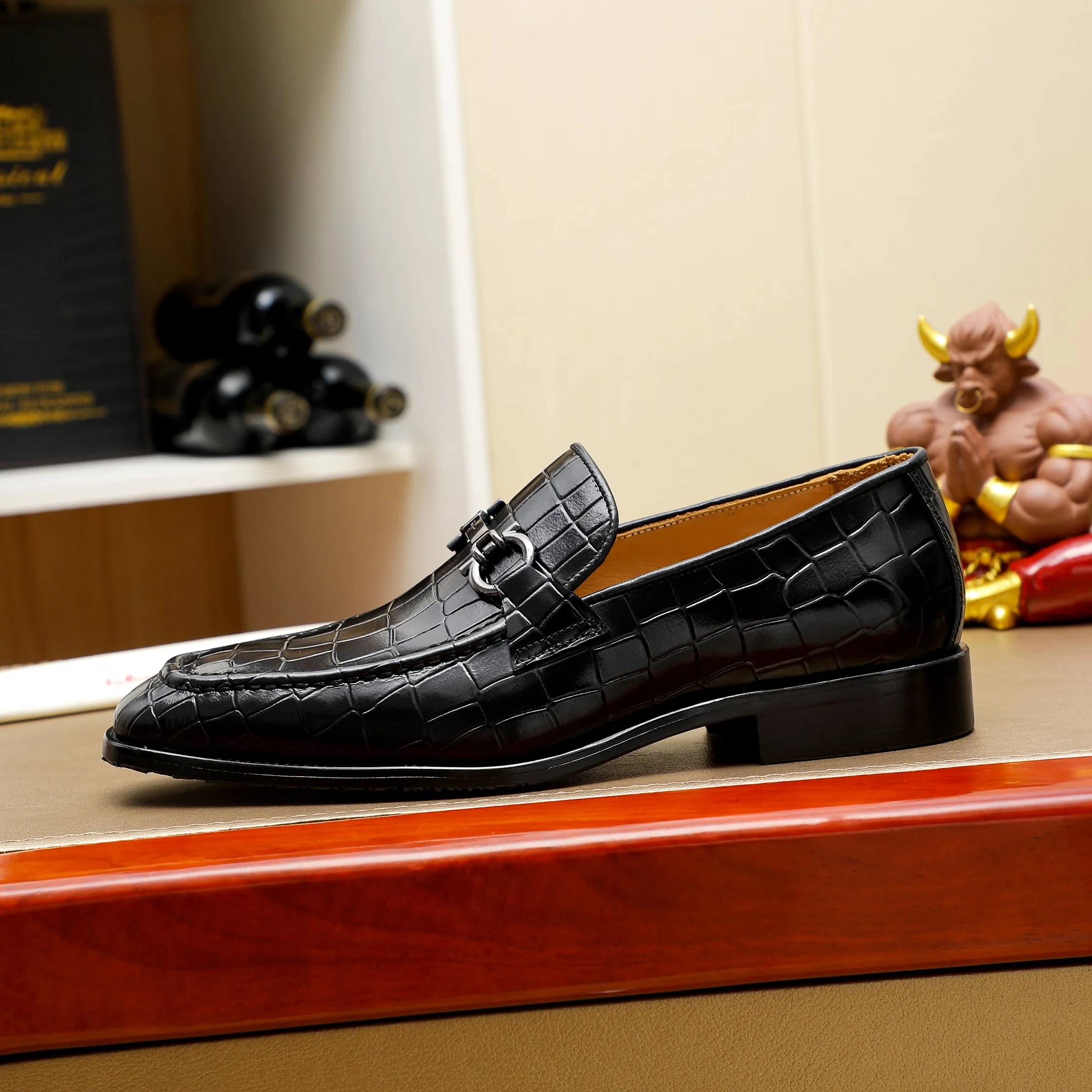 Men's shoes 💰460 🕷🕷🐂【Ferragamo】Ferragamo Popular fashion leather shoes🇨🇳Official website counter 1:1 production, original mold opening💯Good quality can be seen, imported high-end first-layer waxed calfskin, water-dyed🐂leather lining🌿very clear texture, high-quality waterproof, non-slip and wear-resistant outsole🎋high quality and low price, truly handmade🍓2 colors available! Code number 38-44……(45.46.Customized)